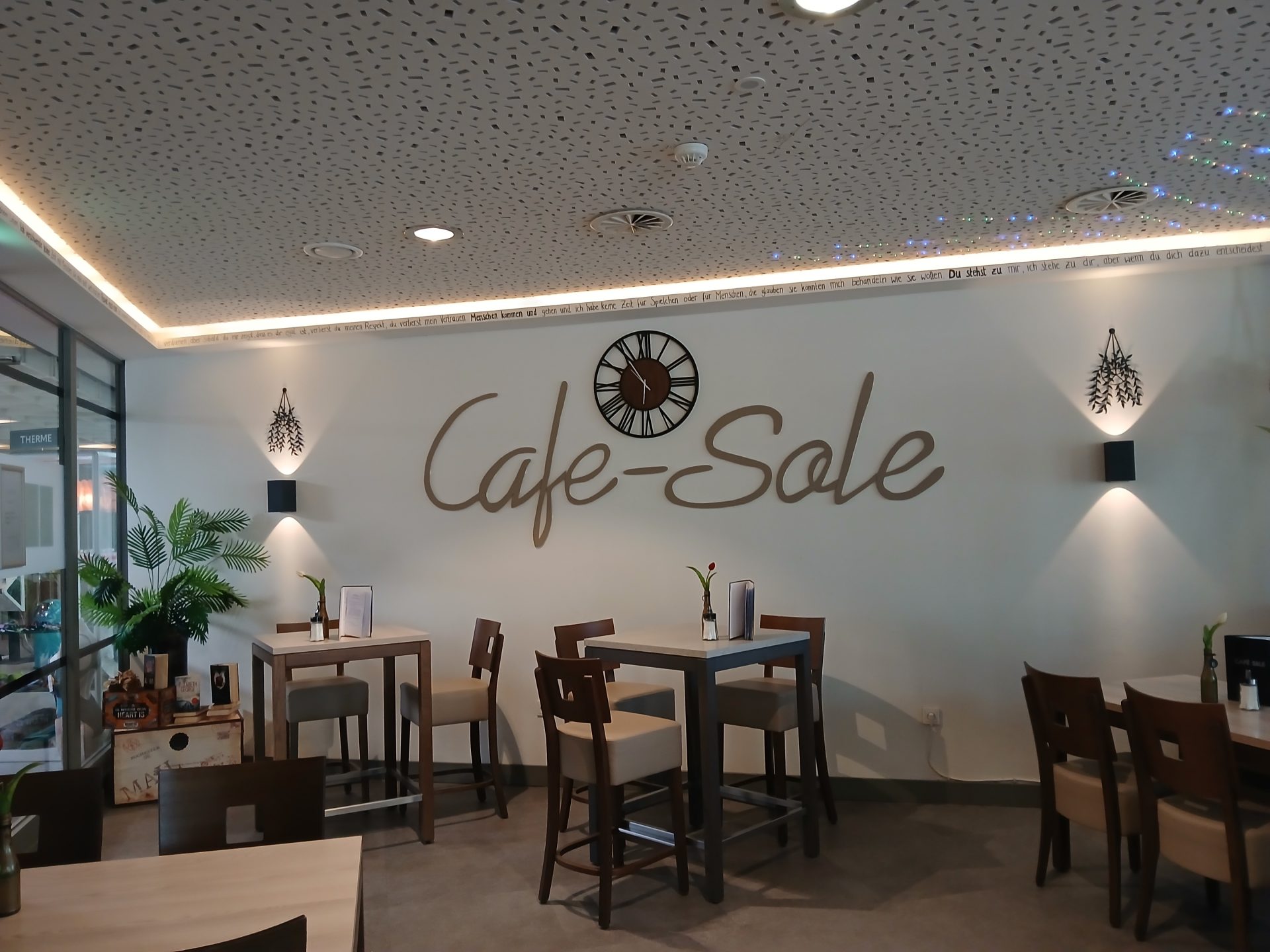 Einladender Innenbereich im Cafe Sole mit Cafe-Sole Wandaufschrift