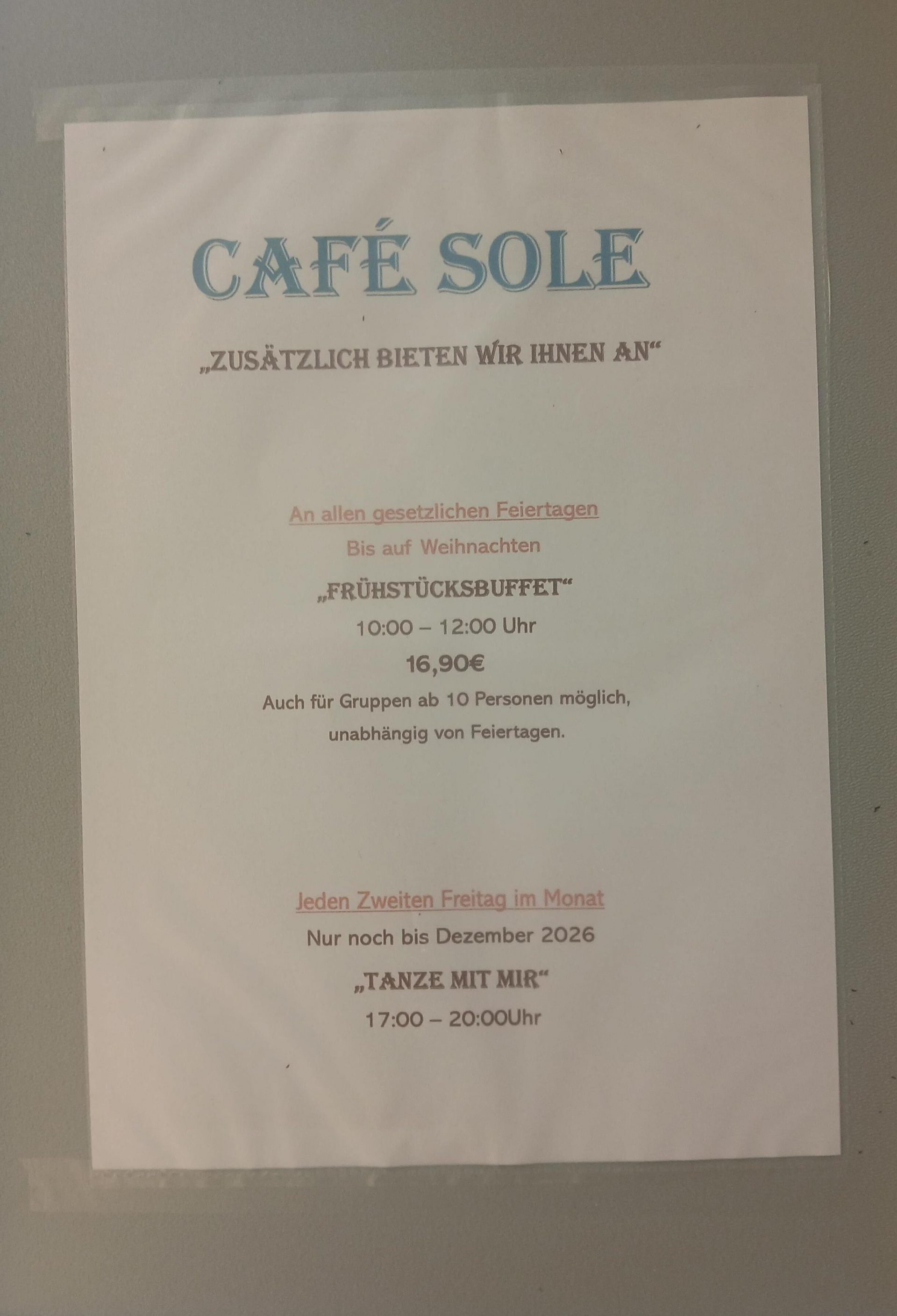 Frisch gedeckter Frühstückstisch im Cafe Sole mit Brötchen, Kaffee und Aufschnitt