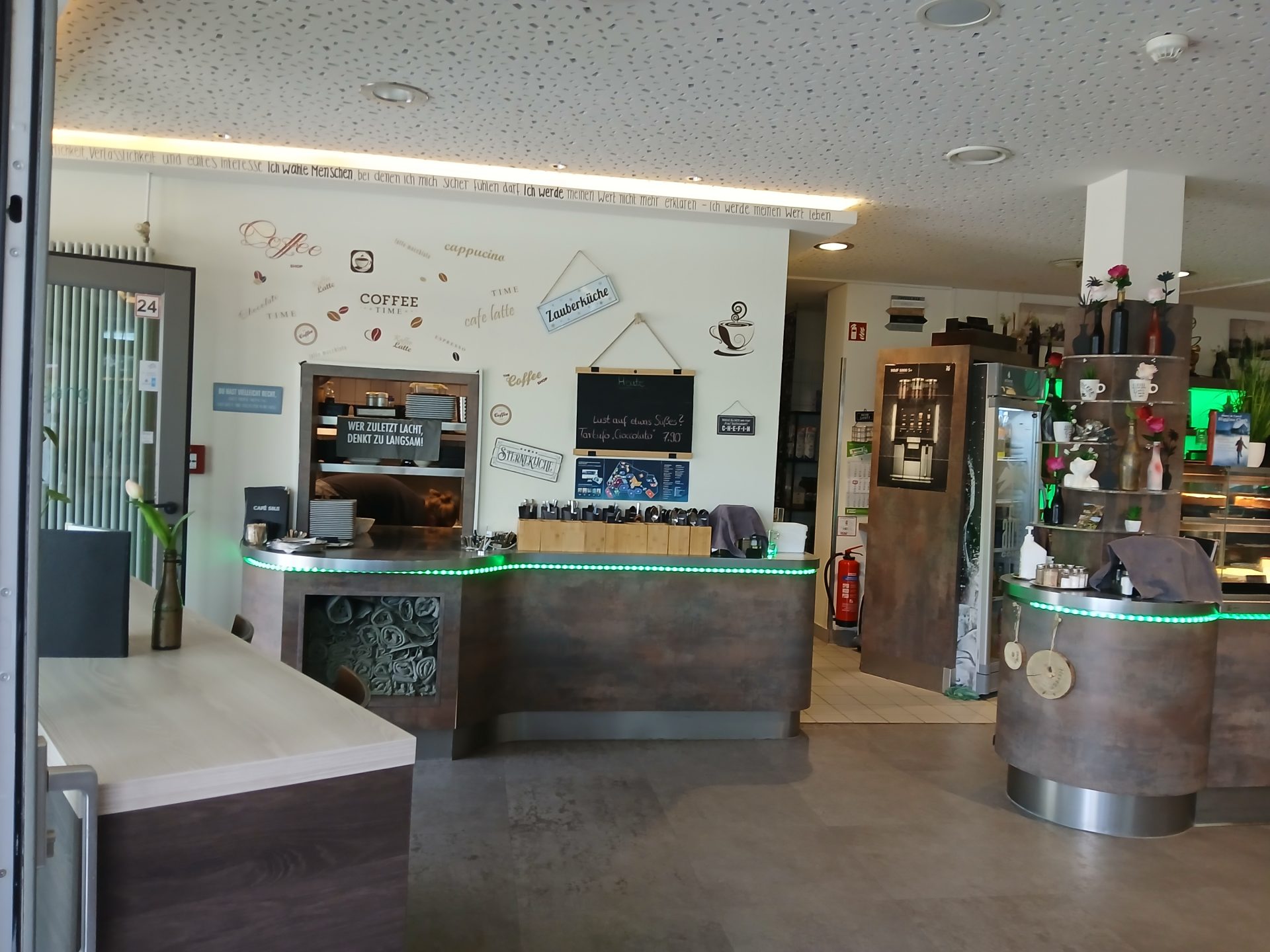 Gemütlicher Thekenbereich und Kaffeespezialitäten im Cafe Sole